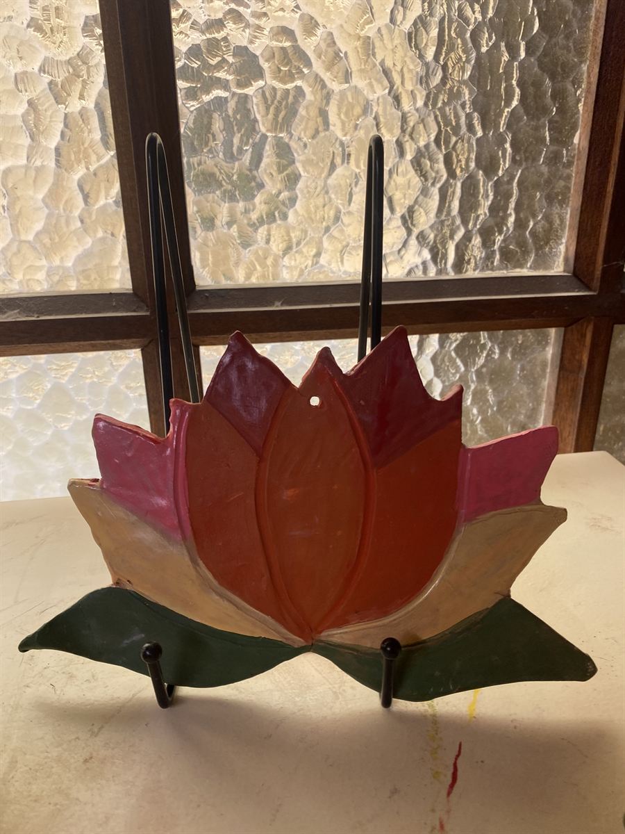 Fleur de lotus en céramique peinte à la main, création de l'atelier Terreplum à Florensac